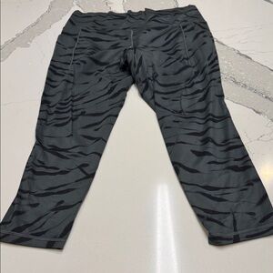 Athleta Women's Black & Green Zebra Leggings Sz L 7/8 Length